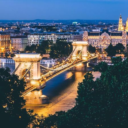 Central Point Будапеща Екстериор снимка