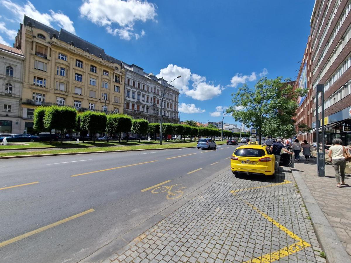 Central Point Будапеща Екстериор снимка